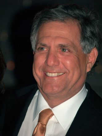 Toppsjef i CBS Leslie Moonves går av etter anklager om seksuelle overgrep mot en rekke kvinner, opplyser kringkastingsselskapet.