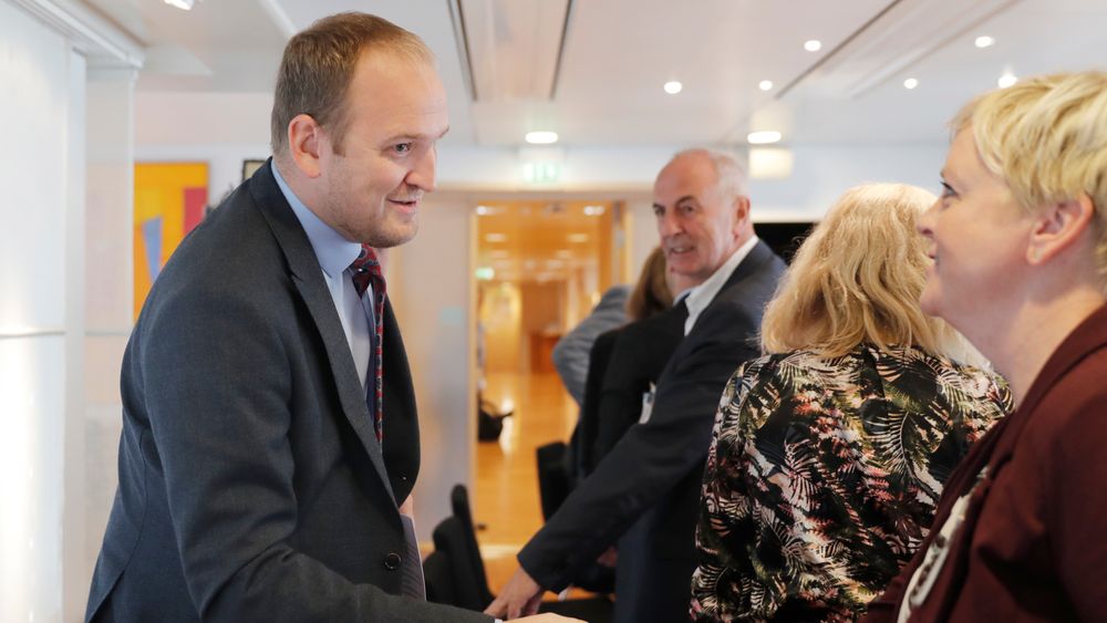 Samferdselsminister Jon Georg Dale møtte mandag representanter fra Nord-Jæren til et møte om bompengeinnkreving. Her hilser han på fylkesordfører Solveig Ege Tengesdal.