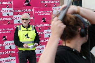 Forbundsleder Sverre Pedersen taler under støttemarkering på Christian Frederiks plass (sjøsiden av Oslo S) i regi av de streikende medlemmene hos Norsk filmforbund mandag.