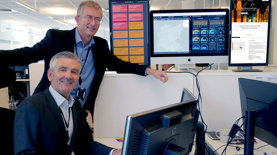 Programvaredirektør Espen Kåsin i Rejlers Embriq (foran) og produktdirektør Jens Haug, er svært fornøyde med sitt nye produkt Quant Insight som gir nettselskapene en enkel mulighet til å analysere- og drifte el-nettet basert på AMS-data.