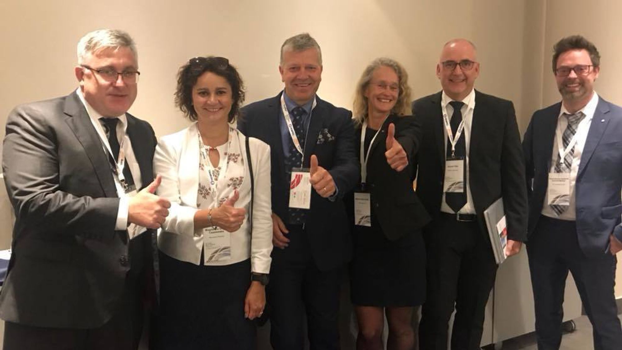 En stolt norsk delegasjon fra Statens vegvesen, entreprenør og konsulenter etter at det ble klart at Loftesnesbrui vant pris i Tsjekkia. 