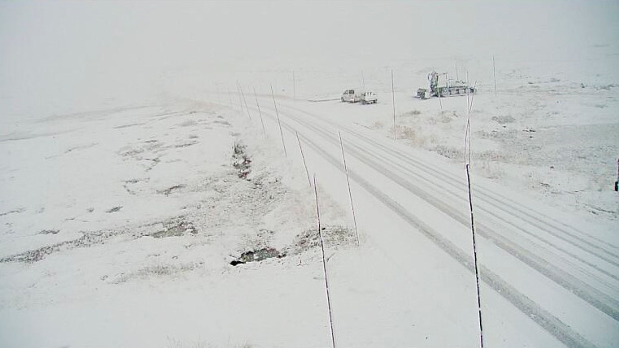Snø og vanskelige kjøreforhold på riksvei 7 ved Dyranut på Hardangervidda onsdag.