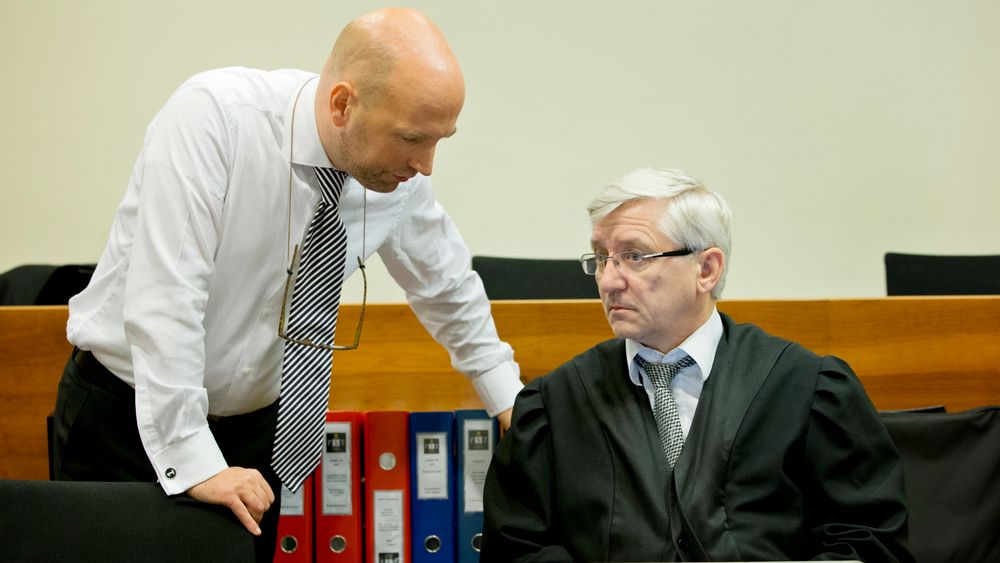 Advokatene Arvid Sjødin (stående) og Brynjar Meling har engasjert seg i bompengepakka på Nord-Jæren og vil bidra med å forsøke å stanse den i retten.