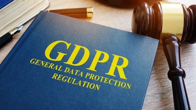 Lovbok med General Data Protection Regulation og dommerklubbe.