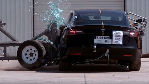 Sidekollisjonstest av Tesla Model 3.