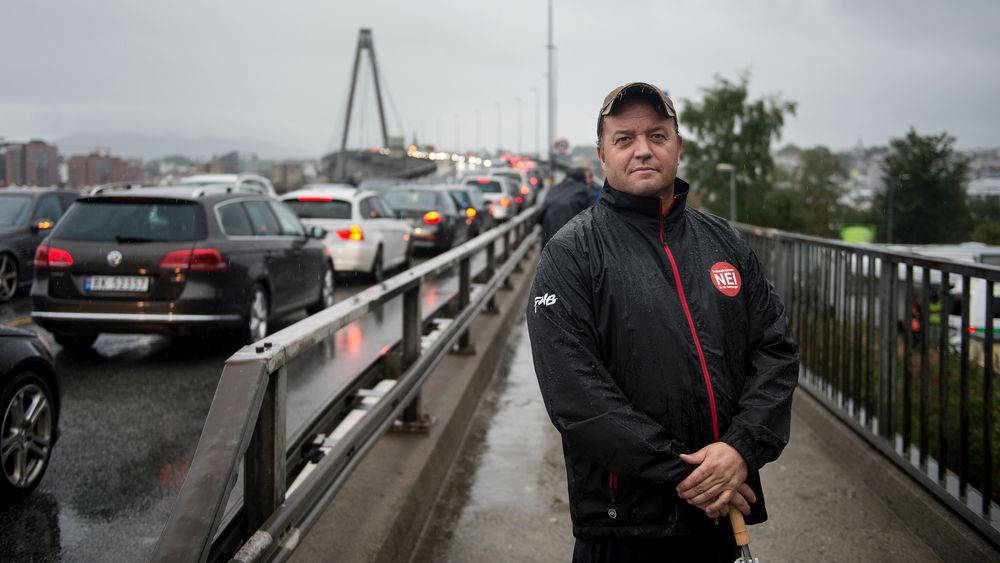 22. august ble det gjennomført en omfattende aksjon mot den planlagte bomringen på Nord-Jæren. Her Frode Myrhol i Folkeaksjonen nei til mer bompenger på bybrua fra Stavanger til Hundvåg. 