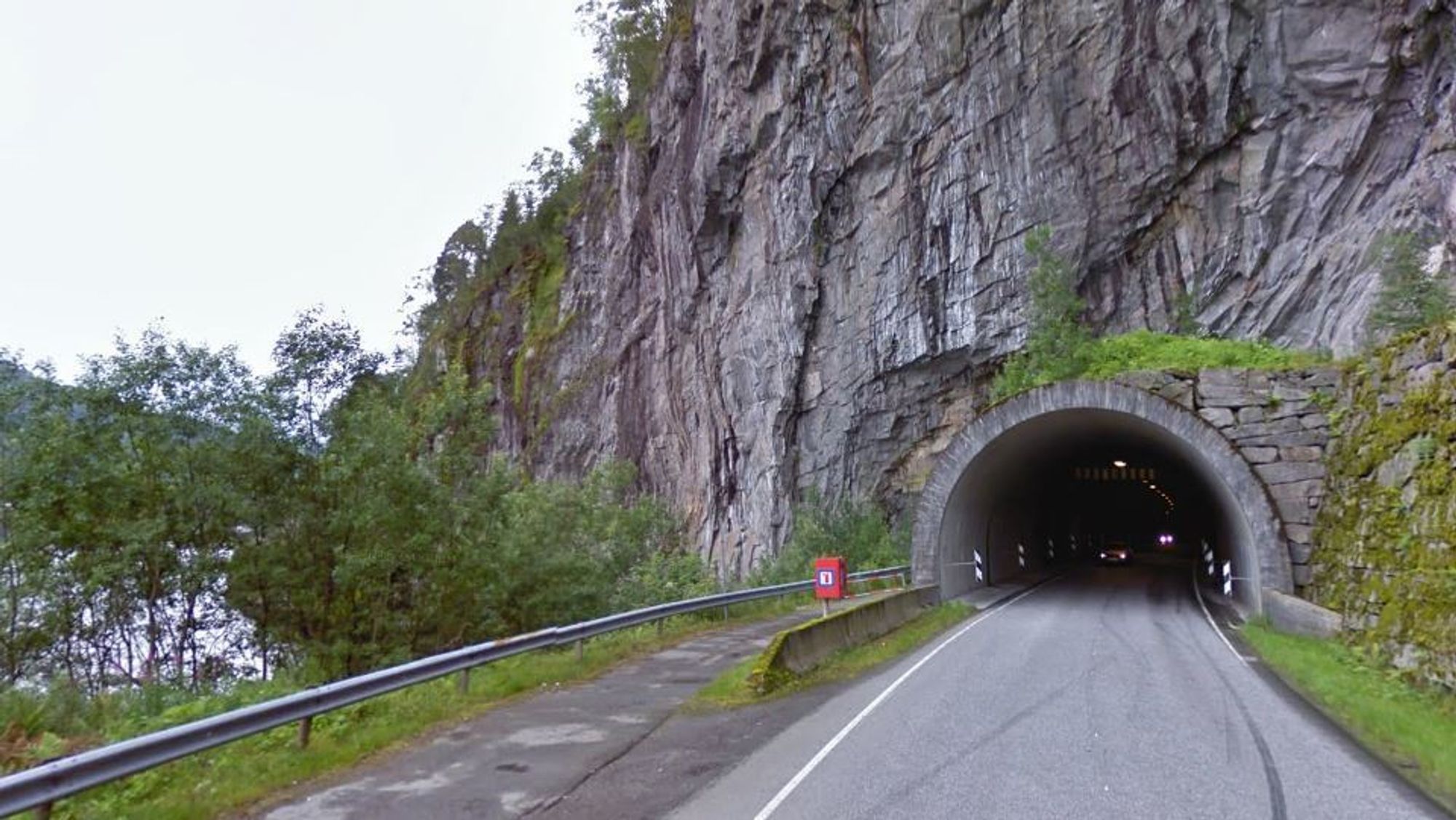 Kvernbergtunnelen er den lengste av de to som nå skal oppgraderes. Den ligger i Førde