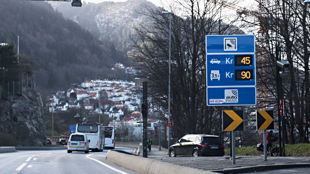 Yrkessjåfører protesterer mot økning av bompengeavgiftene og gjennomfører en kjør-sakte-aksjon på innfartsveiene til Bergen onsdag morgen. Her fra bompengestasjonen i Sandviken med morgenrush-takster. 