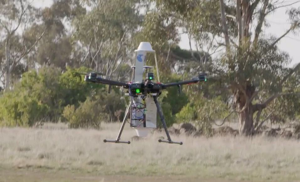 Her er Telstras drone som bærer en småcelle, myntet på å skape et lokalt mobilnett, eksempelvis ved katastrofer.
