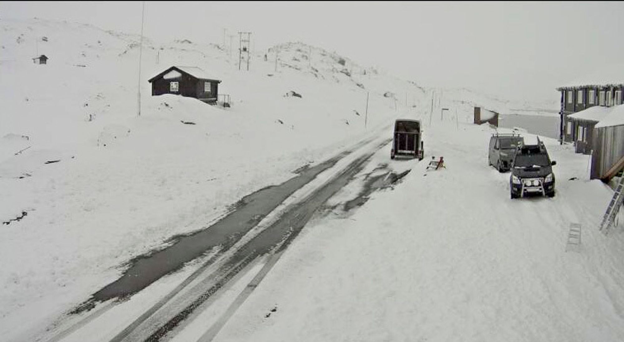 På flere fjelloverganger er det nå vinterføre. Her et bilde fra riksvei 55 over Sognefjellet torsdag.