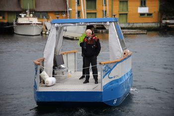 Førsteamanuensis Egil Eide og student Tobias Torben (gul jakke) tar en piruett med Milliampere i Smedasundet i Haugesund etter demonstrasjonen av autonomi-fergen for Sjøfartsdirektoratet.