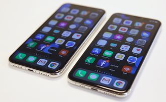 iPhone X og iPhone XS ved siden av hverandre