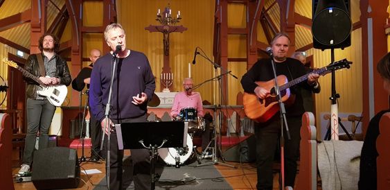 Bandet Longhorn spelar konsert i Borgund kyrkje i Lærdal. Den vesle kyrkja er full og bandet spelar alt frå trommer til bass og gitar.