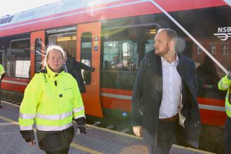 Samferdselsminister Jon Georg Dale som går sammen med kommunikasjonsleder fra Bane nor, Trine Bratlie Evensen, foran et Flirt-tog.