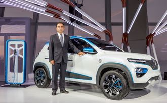 Renault-sjef Carlos Ghosn viser frem K-ZE på et arrangement i forkant av messa.