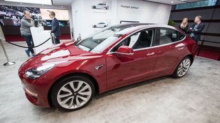 Tesla Model 3 stilt ut under bilmessen i Paris.