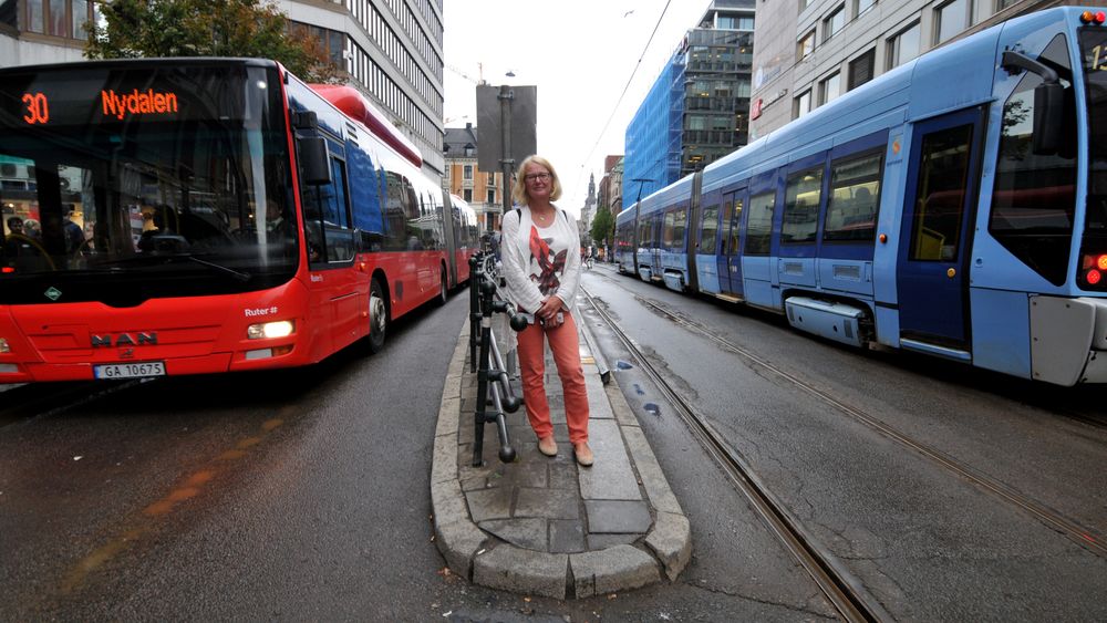 Holdeplassene i Storgata går fra å være trange og kaotiske til å bli moderne, med trinnfri av- og påstigning med universiell utforming. Her er avdelingsdirektør i Oslo kommune, Torunn Carlsson fotografert i Storgata. 