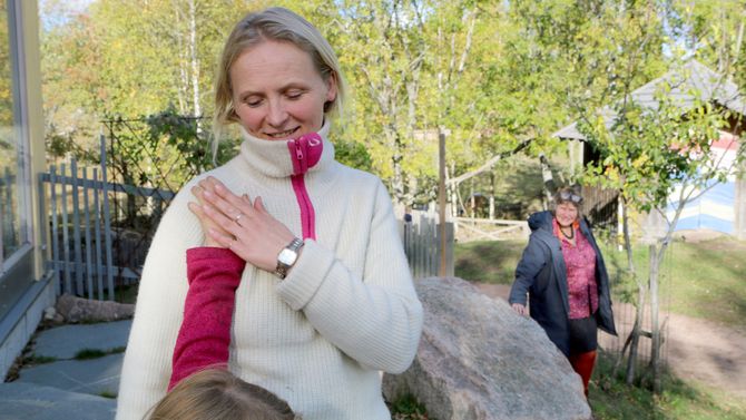 Førsteklassepedagog Gry Skjøttelvik ved Steinerskolen i Hurum følger seksåringene tett, både når de er alene som gruppe og sammen med de andre.