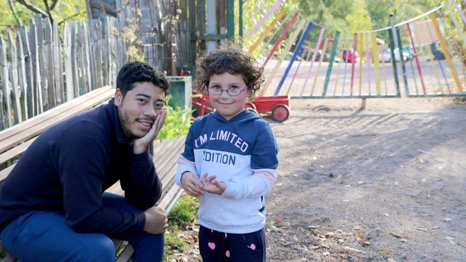 Victor har vokst opp i Askeladden Steinerbarnehage, og gikk så på Steinerskolen i Hurum, som er nærmeste nabo. Nå er han tilbake i barnehagen, som pedagog. Her sammen med Adelina.