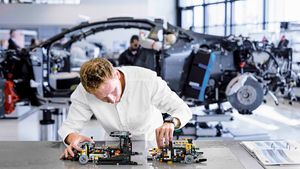 HighRes_LEGO-Bugatti-Chiron-production.3