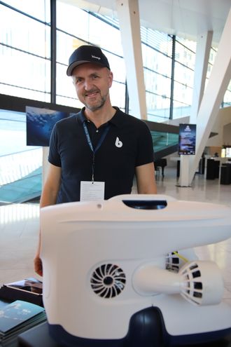 Erik Dyrkoren i Blueye Robotics med en Pioneer-drone. Masseproduksjonen begynner  i oktober 2018.