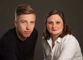 Forfatterene Lars Joakim Skarvøy og Marie Melgård jobber til daglig som politiske journalister i VG.