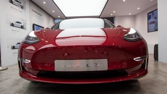 Tesla Model 3 utstilt på bilmessen i Paris.