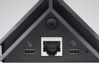 På baksiden har Helm-serveren kontakter for strøm, ethernet og USB.