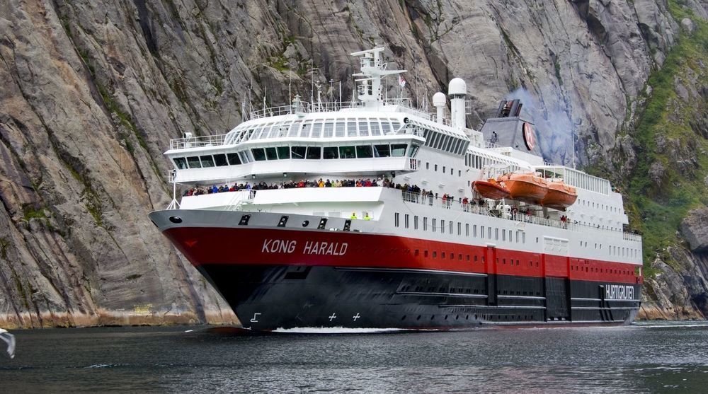 MS Kong Harald ble bygget i Tyskland i 1993 og har plass til 691 passasjerer. Det var 306 om bord da skipet mistet motorkraft. 