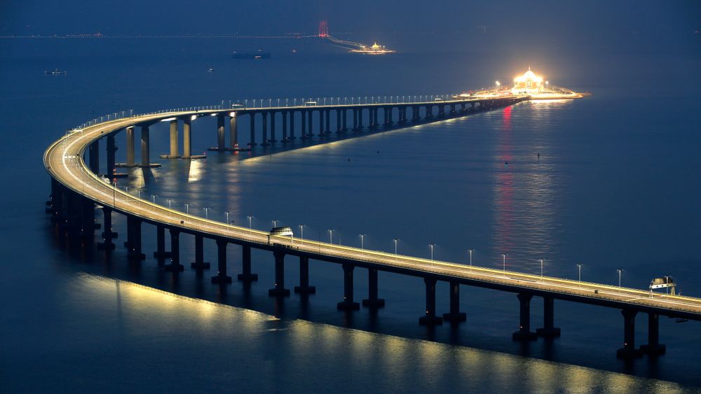 Kina har åpnet en 55 kilometer lang bro som knytter Kina og Hongkong. Kina brukt til sammen ni år på å bygge historiens lengste sjøkryssende bru.