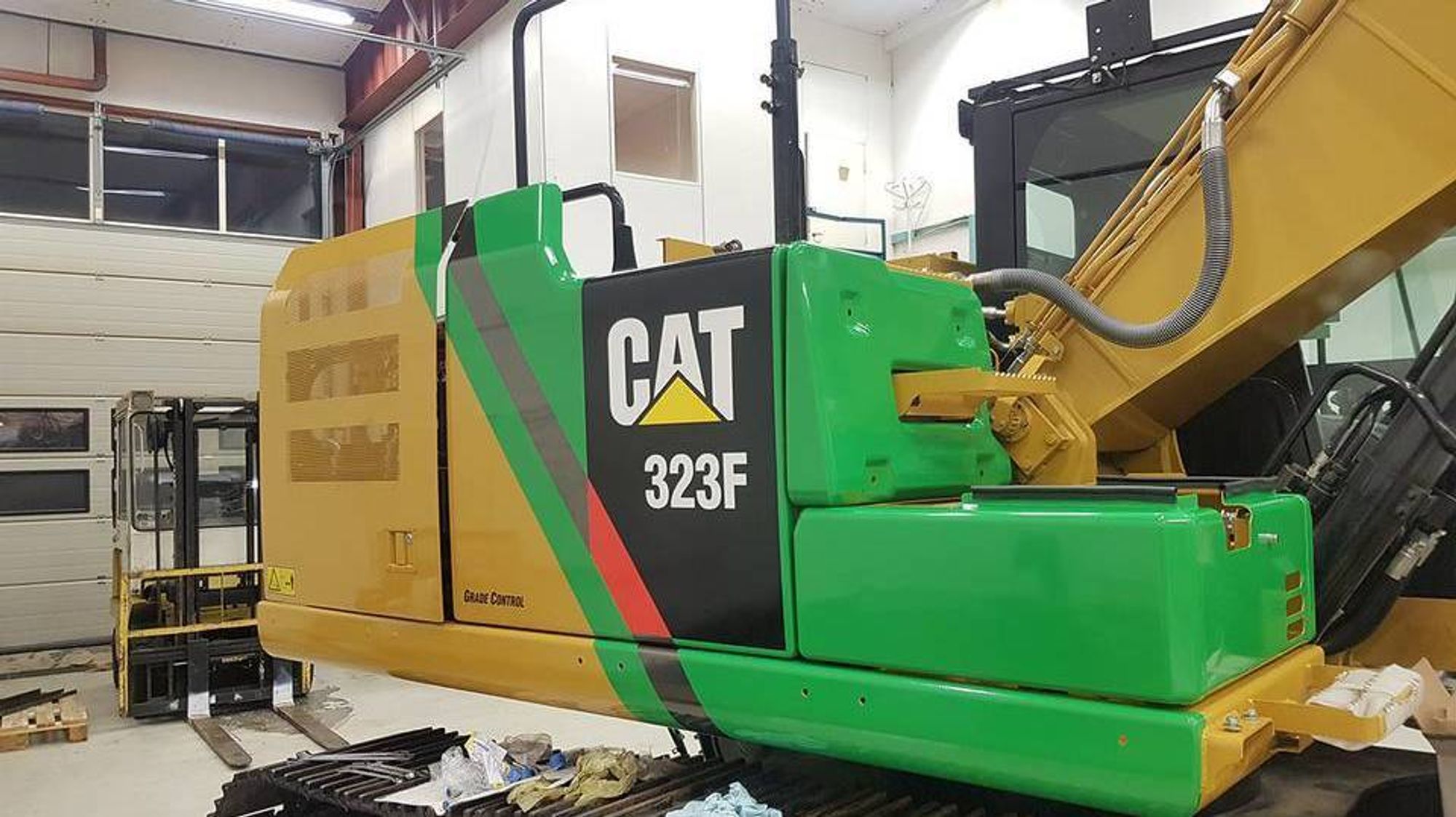 Pons maskin er en ombygget utgave av allrounderen Cat 323F, og har fått navnet Cat 323F Z-line. Prosjektleder Eivind Hafslund planlegger å overlevere de tre første maskinene før nyttår.