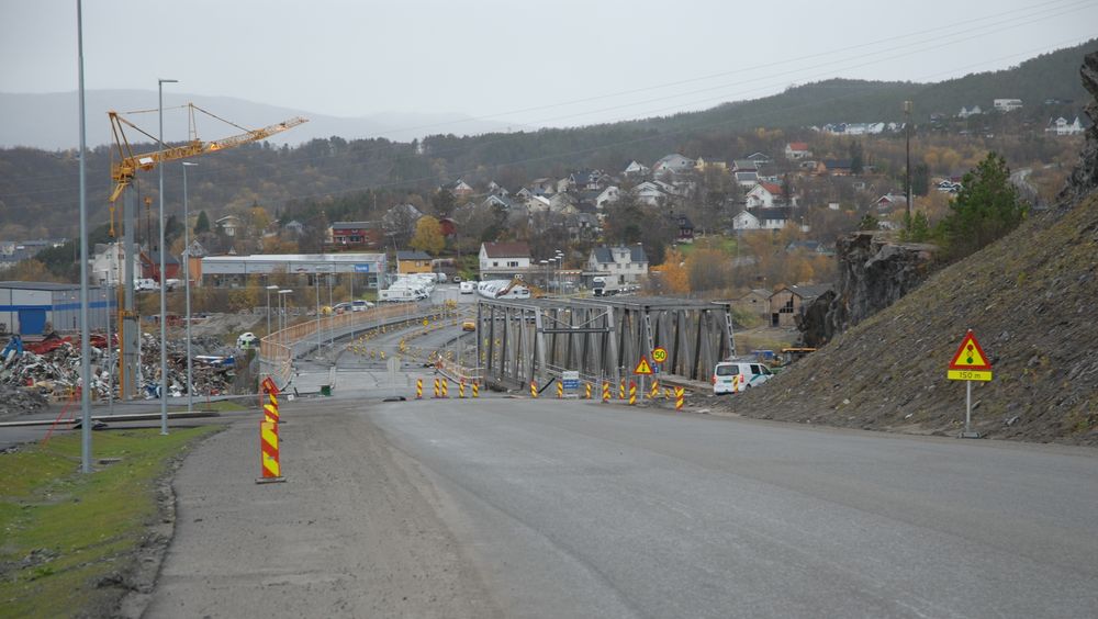 Dette bildet fra Finneidstraumen bru er tatt noen dager før alt var klart for åpning, men viser den nye brua rett fram, med dagens vegbru i midten, og jernbanebrua helt til høyre.