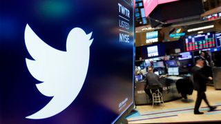 Twitter-logoen vist på en skjerm ved New York Stock Exchange i 2018.