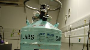 Liquid_helium_dewar.300x169.jpg