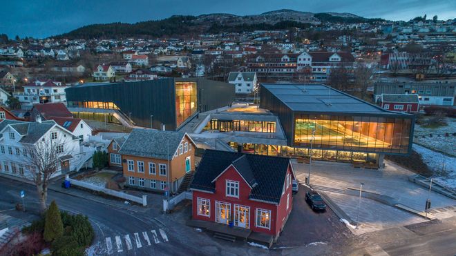DiBK deler ut Statens pris for byggvalitet til Ulstein Arena