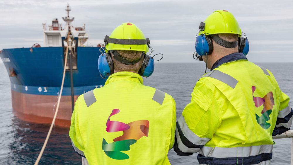 Her vil erfarne ingeniører jobbe. Bilde fra lossing av olje fra Alvheim til skytteltanker.