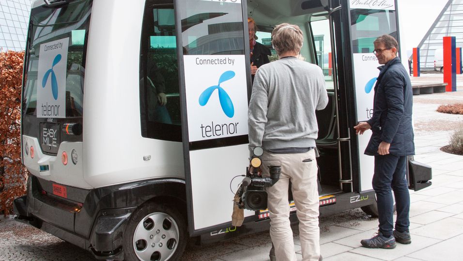 Telenor har testet en selvkjørende buss før. Her fra et arrangement Telenor hadde ved hovedkontoret på Fornebu samme dag som de viste en test av 5G i 90 GHz-båndet. 