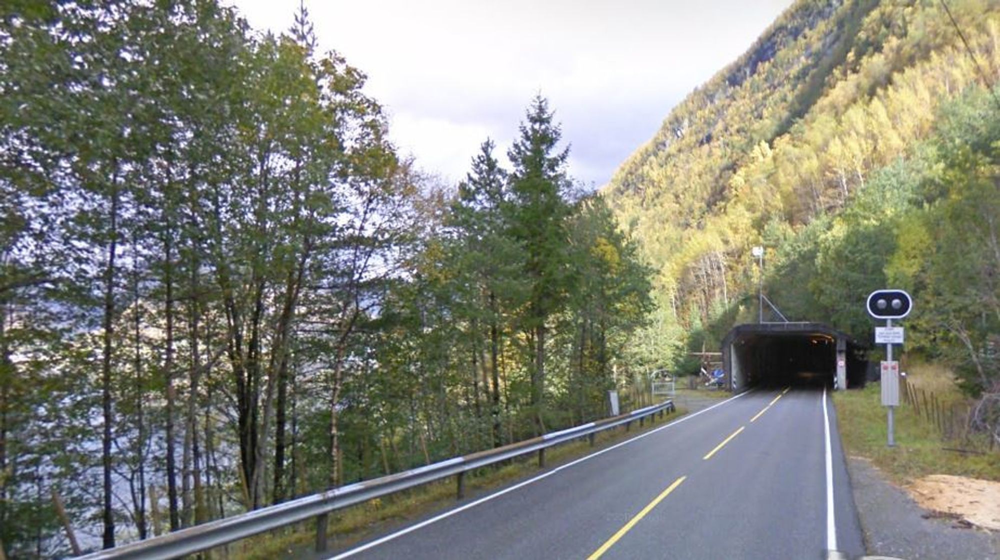 Den  1658 meter lange Vadheimstunnelen i Høyanger i Sogn og Fjordane  ligger på østsiden av Vadheimsfjorden like sør for Vadheim. Den ble åpnet i 1972 og erstattet da en kortere tunnel.