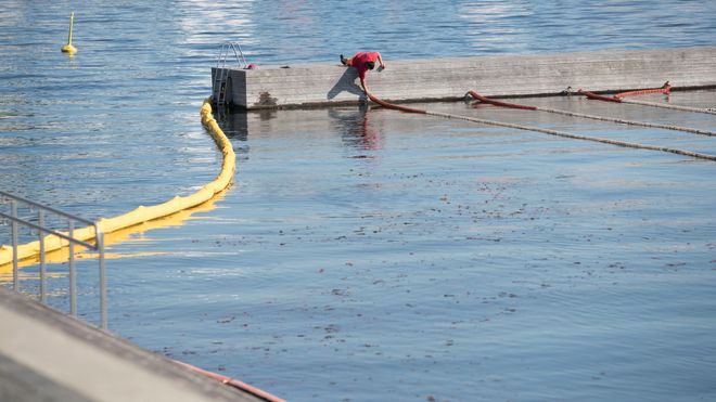 5000 liter olje kan ha lekket ut i Alnaelva. Men Brannvesenet tror de har hindret oljen i å nå fjorden