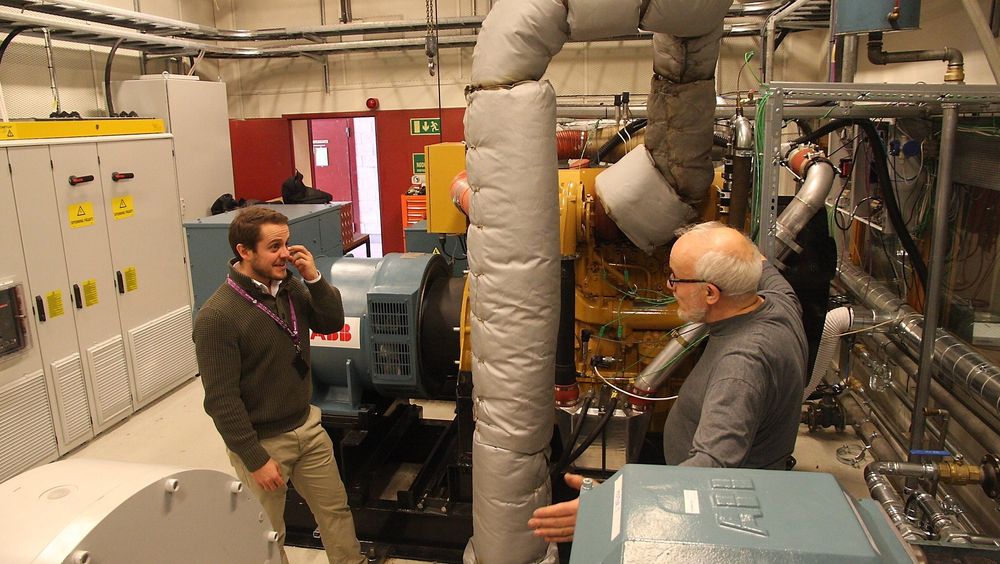 ABB har bidratt til å etablere hybridlaboratoriet ved Sintef Ocean i samarbeid med NTNU. Bildet er fra tidligere tester med John O. Lindtjørn fra ABB og Erik Hennie fra daværende Marintek. Nå bygges det inn en brenselcelle på 30 kW for testkjøring og simulering av drift om bord på skip.