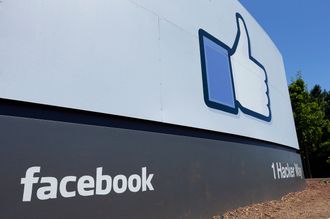 Stort Facebook-skilt med tommel opp utenfor Facebooks hovedkvarter i Menlo Park i California.