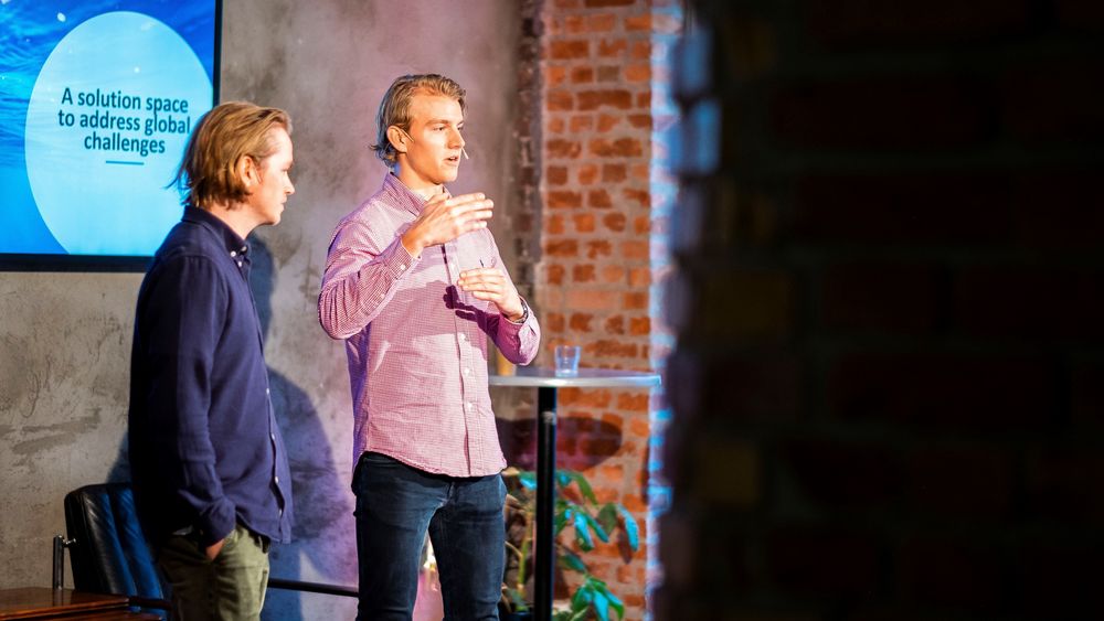 Matserstudentene Ola Thorund Jacobsen og Jonas Dammen presenterer resultater fra blockchain prosjektet med Equinor «Shaping the future of Energy» under Oslo Innovation Week.