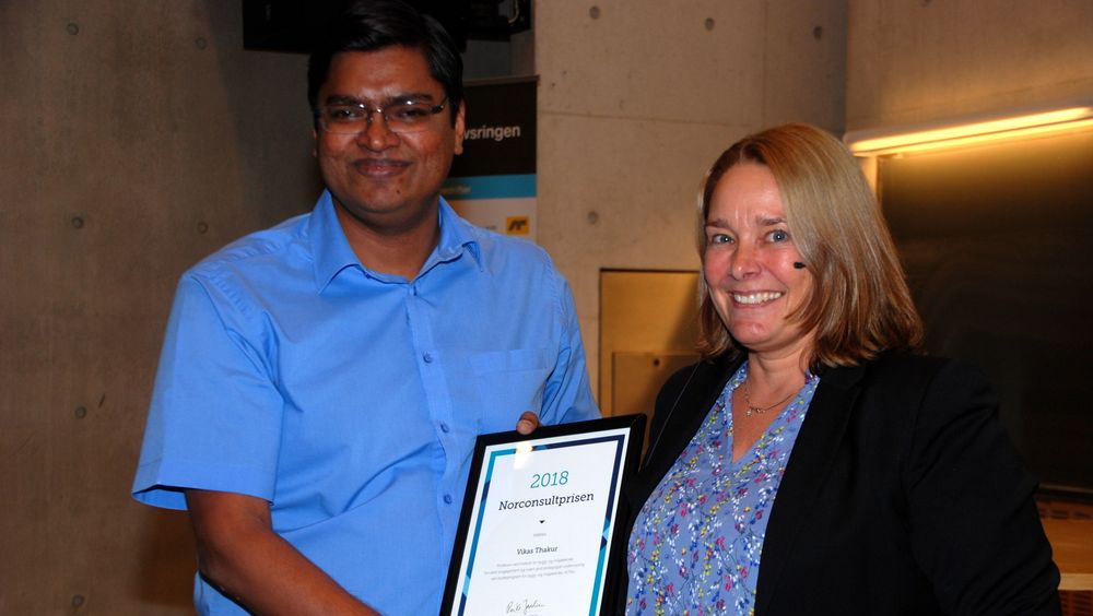 Professor Vikas Thakur ble tildelt Norconsultprisen 2018 under BM-dagen på NTNU 6. november. Konserndirektør Janicke Garmann i Norconsult overrakte prisen