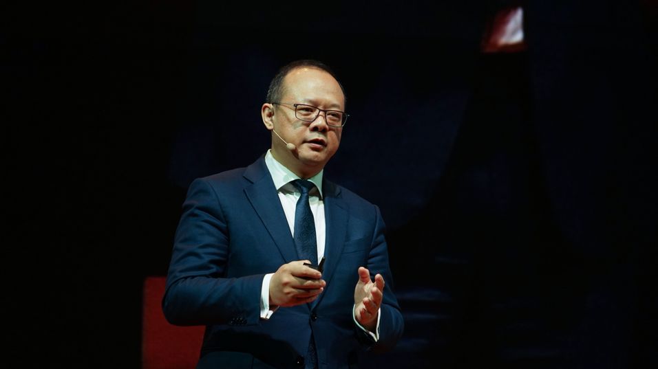 Leder for Huawei i Vest-Europa, Vincent Pang, forteller at selskapet lanserer sin 5G-mobil under Mobile World Congress i Barcelona i februar.