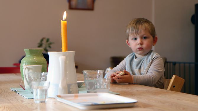 Frokosten er en rolig stund i Askeladden Steinerbarnehage. Nå får alle barna tilbud om havregrøt i stedet for yoghurt hjemmefra.