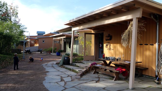 Barnehagen flyttet inn i sitt nybygde, miljøvennlige hus i 2007. Her tilbringer barna dagene i lyse, hjemmekoselige og trivelige omgivelser.