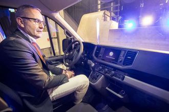 Bilen har ryggekamera og andre førerstøttesystemer. Det er plass til tre personer.