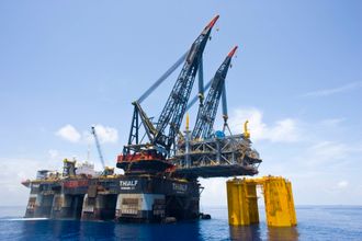 Hvis KNM Helge Ingstad skal løftes om bord på en lekter for transport til Haakonsvern, kan det bli behov for et stort tungløftfartøy, Heeremas Thialf kan ta opp til 14.000 tonn med løftehøyde opp til 93 meter.