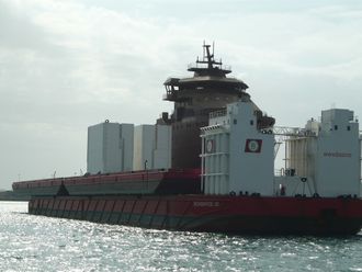 BOA Barge 30 med skroget til seismikkskipet Boa Galatea og to mindre lektere på slep i 2008.
