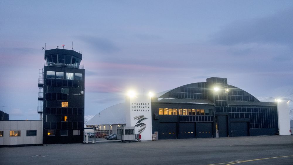 Svalbard lufthavn er dekket av solceller og bidrar dermed til effektproblemene i strømnettet i Longyearbyen. 